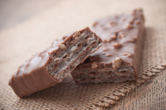 gaufrette au chocolat sur fond en bois
