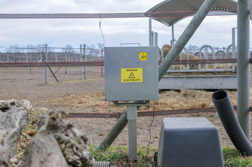 Weidezaun elektro anlage pferde koppel warnschild
