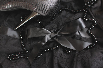 Black composition with high hill shoe, satin bow and necklace
