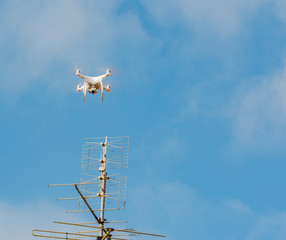 Drohne wird gesteuert und fliegt in die Luft