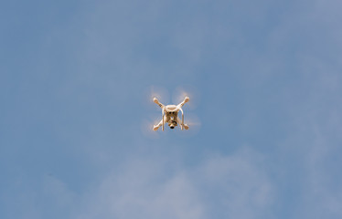 Drohne wird gesteuert und fliegt in die Luft