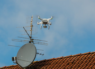 Drohne wird gesteuert und fliegt in die Luft