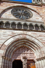 Obernai. Façade de l'église saints Pierre et Paul, Alsace, Bas Rhin. Grand Est