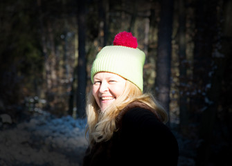 Blonde Frau mit grüner Mütze erster Teil