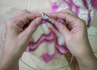 Hand knitting shawls