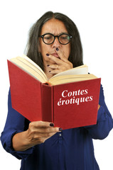 Femme lisant un livre de contes érotiques