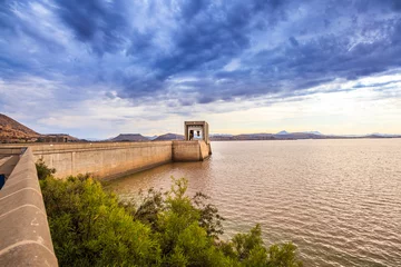 Keuken spatwand met foto De damwand bij de Gariep-dam in Zuid-Afrika. Dit is een zeer grote dam die een enorme hoeveelheid water vasthoudt. © dougholder