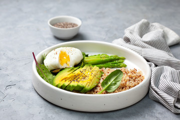 diet breakfast with quinoa and vegetables