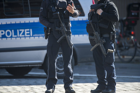polizisten mit maschinenpistolen stehen zu wache bei einer veranstaltung