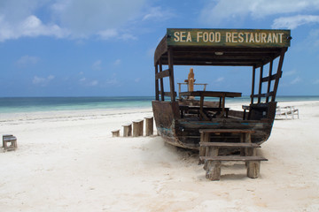 старый заброшенный ресторан на берегу океана - obrazy, fototapety, plakaty