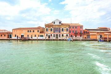 Obraz premium Daylight view from boat to historic architecture buildings in su