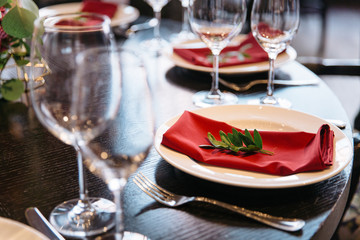 Flower decoration for an event party or wedding in restaurant. Elegance table set up. 