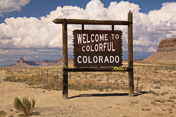 Welcome to Colorado signpost at the border of Colorado in the USA   © kstipek