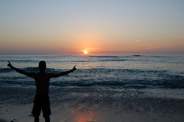 Fototapeta premium contre jour coucher de soleil homme sur la mer