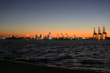 Obraz premium Jacksonville skyline and port terminals from across the St. Johns River