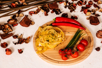 паста, итальянская еда, спагетти с помидорами и перцем 