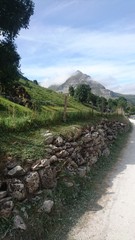 montagne chemin balade randonn&eacute;e pierre nature ciel nuage montagne