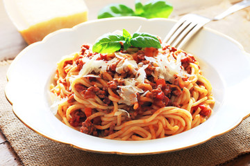 Spaghetti Bolognese mit frisch geriebenem Parmesan