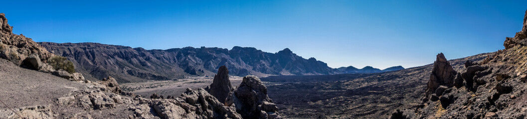 Panorama einer Mond-ähnlichen Gesteinslandschaft im Nationalpark Teide auf Teneriffa