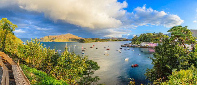 Panoramaaufnahme des Ortes Portree auf der Isle of Skye in Schottland am fr&uuml;hen Abend fotografiert im September 2014