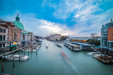 Ponte degli Scalzi, barche in movimento, Venezia