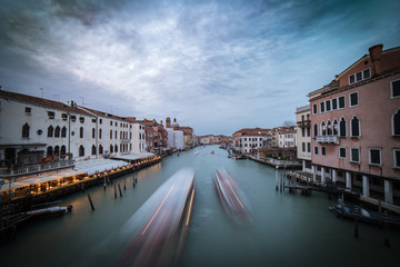 Fototapeta na wymiar Ponte degli Scalzi, barche in movimento, Venezia