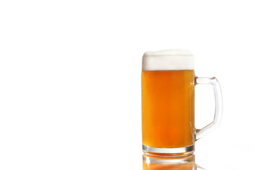 Ein Glas Bier vor weissem Hintergrund