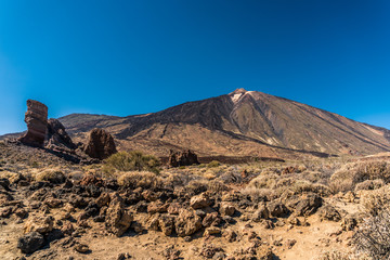 Fingerfelsen Roque Cinchado am Fuße des Vulkan Teide (im Hintergrund) auf Teneriffa