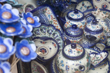 Fototapeta na wymiar Ceramic tableware with a traditional Polish design in a souvenir shop