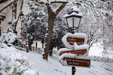 Street sign indicating Montmartre - 193016499