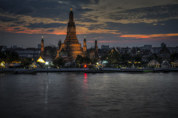 Le temple de Wat Arun  au bord de la rivière Chao Praya à Bangkok
