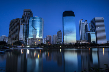 Fototapeta na wymiar Une réflexion des bâtiments sur un lac dans le centre de Bangkok