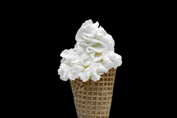Eiswaffel mit Sahnehaube