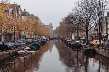 paseo en barco en el famoso canal de Amsterdam