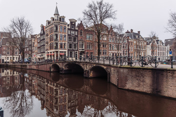 Fototapeta na wymiar canales de Amsterdam con bicicletas