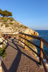 Obraz premium Paseo maritimo en los acantilados de el Cantal en Malaga