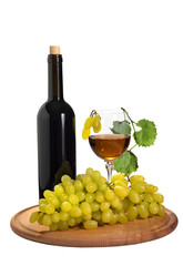 Obraz premium Ripe grapes with a glass of grape juice and a bottle on the isolate.
