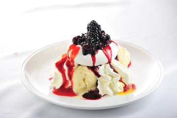 gelato alla  crema, frutti di bosco, panna e meringa