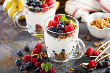 Yogurt parfait with granola and fresh berries - obrazy, fototapety, plakaty