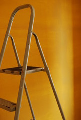 parete gialla e scala