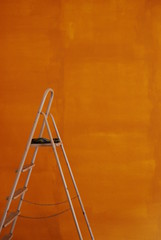 parete gialla e scala