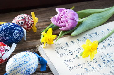 Alte handgeschriebene Musiknoten mit bemalten Ostereiern, lila Tulpe und Narzissen, Narcissus pseudonarcissus, Frühling, Ostern  - 193034077