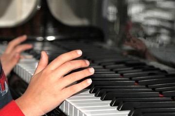 Obraz premium Child hands playing piano