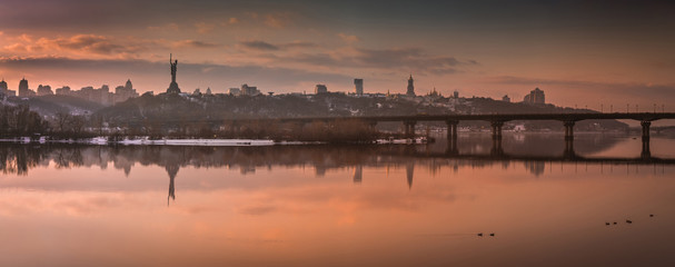Winteravond, prachtige stad panorama, uitzicht op de Kiev-Pechersk Lavra, Dnipro rivier, Kiev, Oekraïne