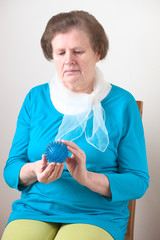 Seniorin hält ein Igel- Ball