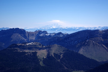 Fototapeta na wymiar vue du sommet du chamchaude dans le massif de la chartreuse 