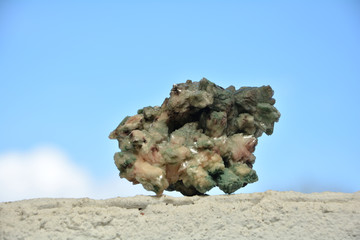 Grüner Mineralien Quarz stein vor blauem Himmel