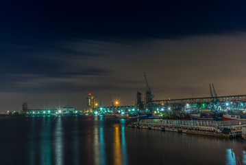 Fototapeta premium View of the seafront of Cape Town at night