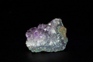 Lila Amethyst Mineralien Stein auf schwarzem Hinergrund