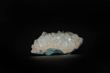 Weißer Mineralien Quarz Stein auf dunklem Hintergrund